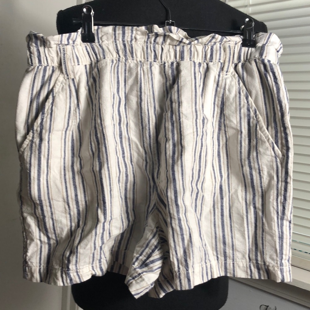 a.n.a. shorts women’s Size M linen blend blue striped High Rise Vintage …